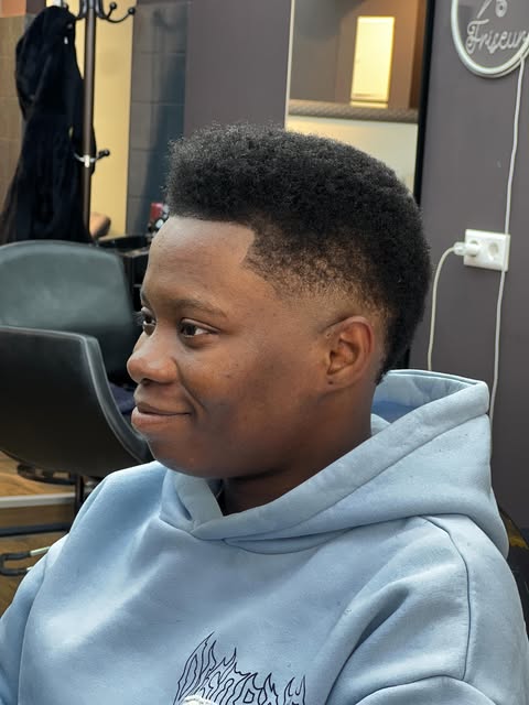 Kunde von Bello Friseur mit frischem Fade-Haarschnitt